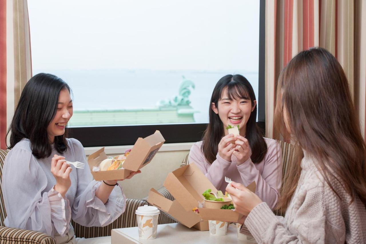 Hotel Okura Tokyo Bay Urayasu Eksteriør bilde Customers enjoying MOS Burger