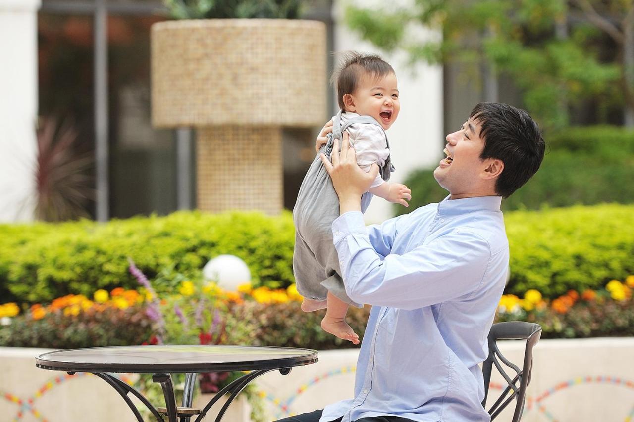 Hotel Okura Tokyo Bay Urayasu Eksteriør bilde A father with his baby