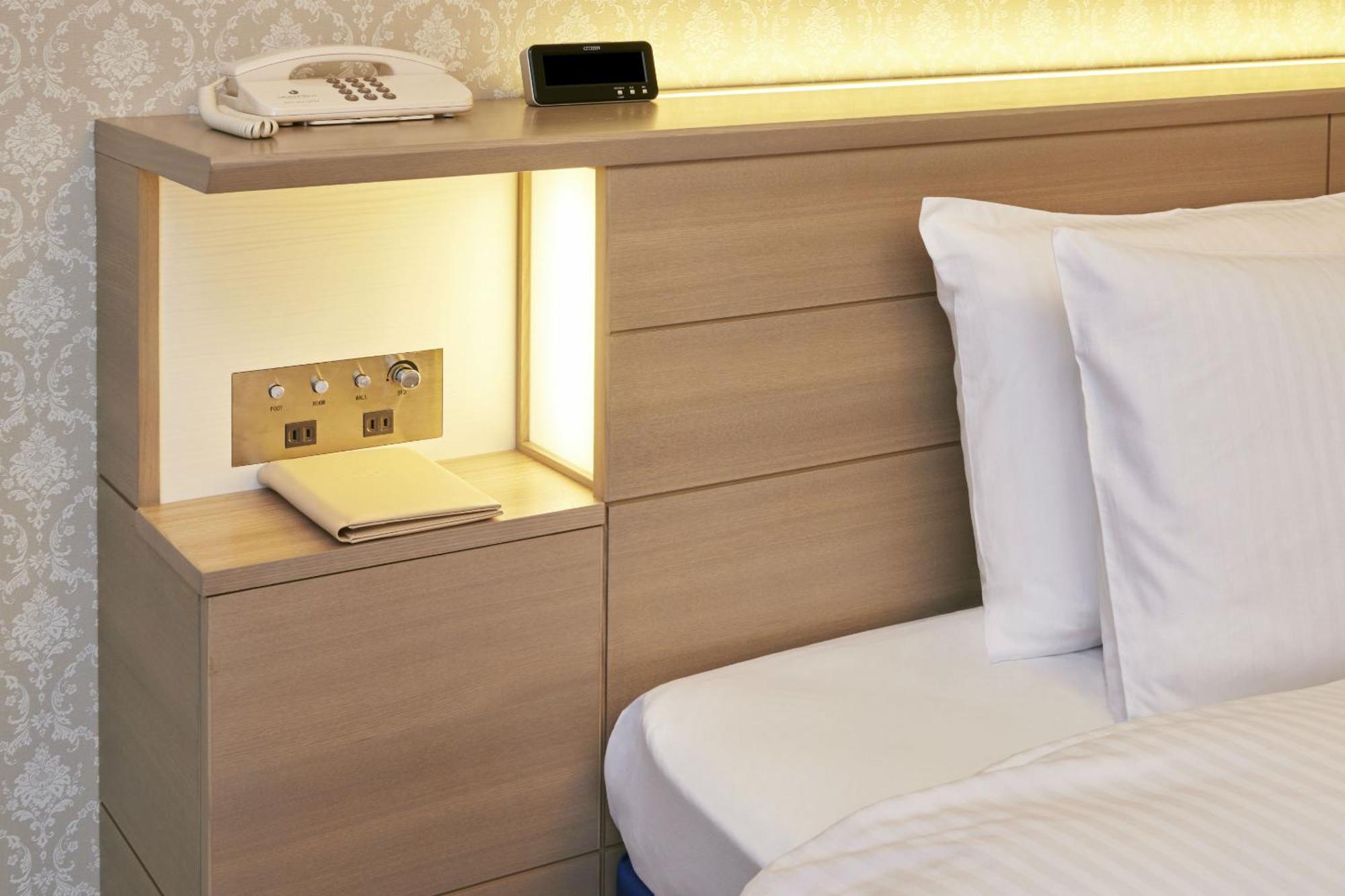 Hotel Okura Tokyo Bay Urayasu Eksteriør bilde A bedside table with a built-in telephone