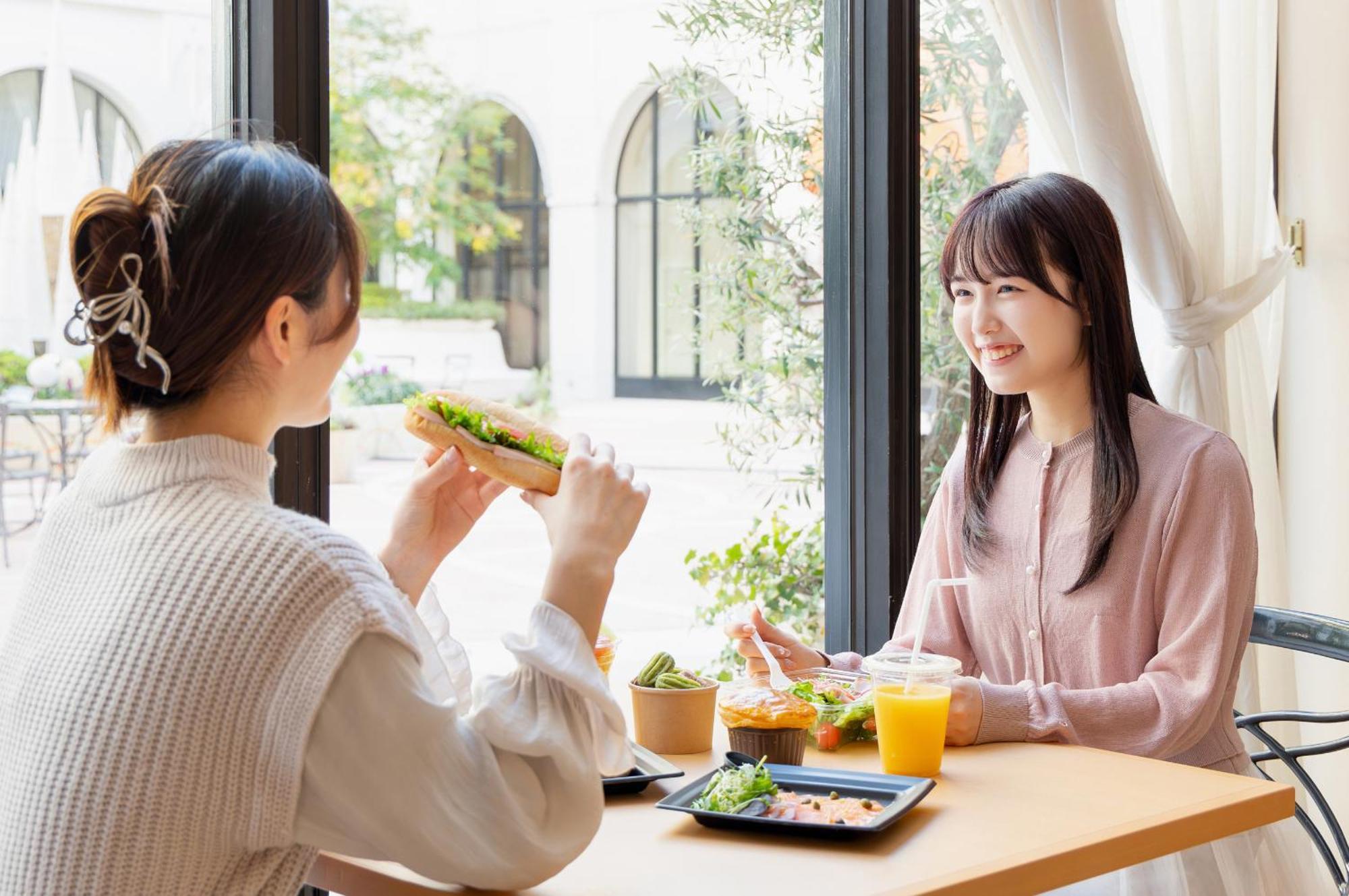 Hotel Okura Tokyo Bay Urayasu Eksteriør bilde Two women eating lunch