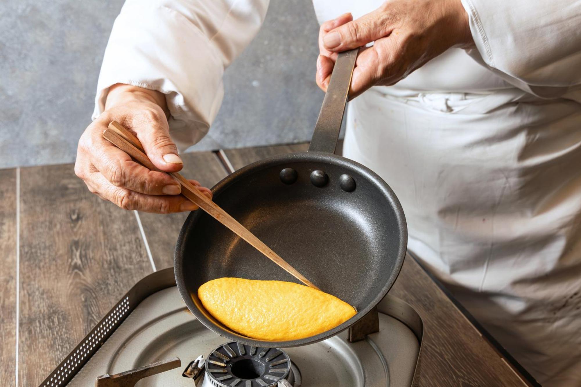 Hotel Okura Tokyo Bay Urayasu Eksteriør bilde A chef cooking an omelette