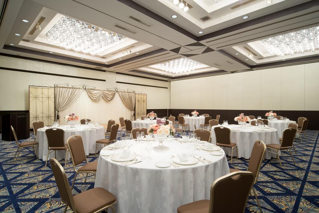 Hotel Okura Tokyo Bay Urayasu Eksteriør bilde A typical Japanese wedding reception