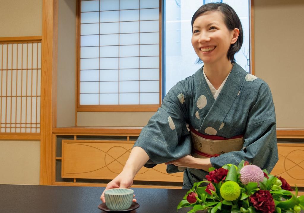 Hotel Okura Tokyo Bay Urayasu Eksteriør bilde A woman in a yukata serving tea