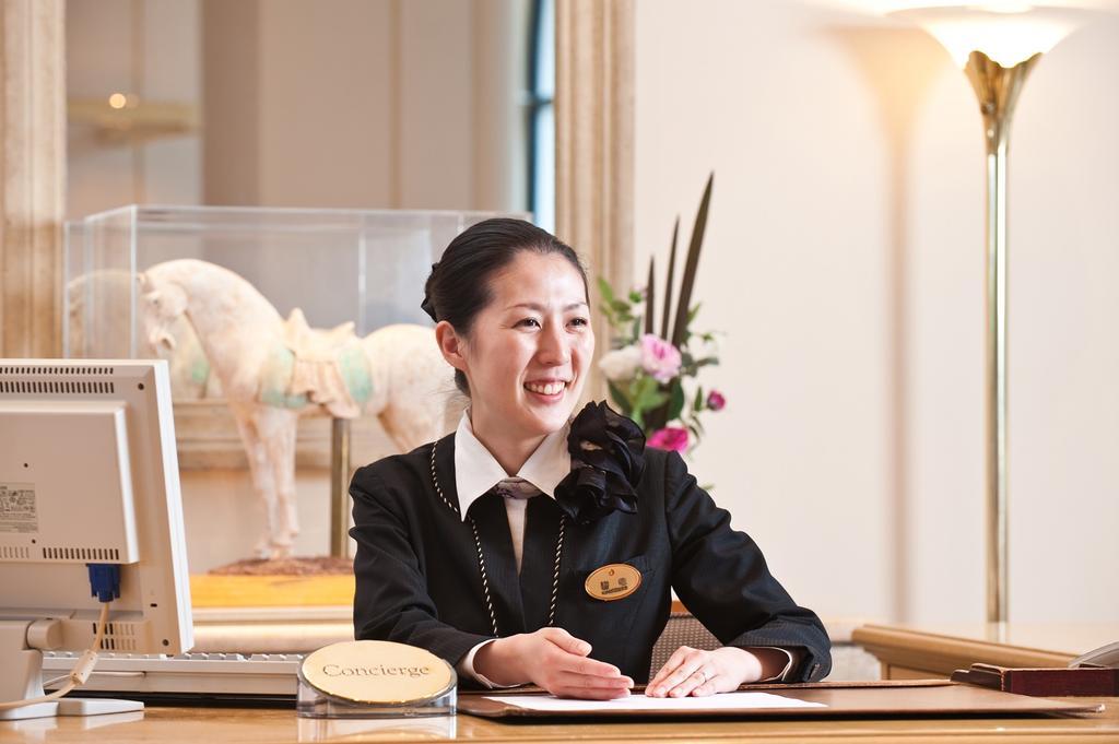 Hotel Okura Tokyo Bay Urayasu Eksteriør bilde A hotel concierge in Japan