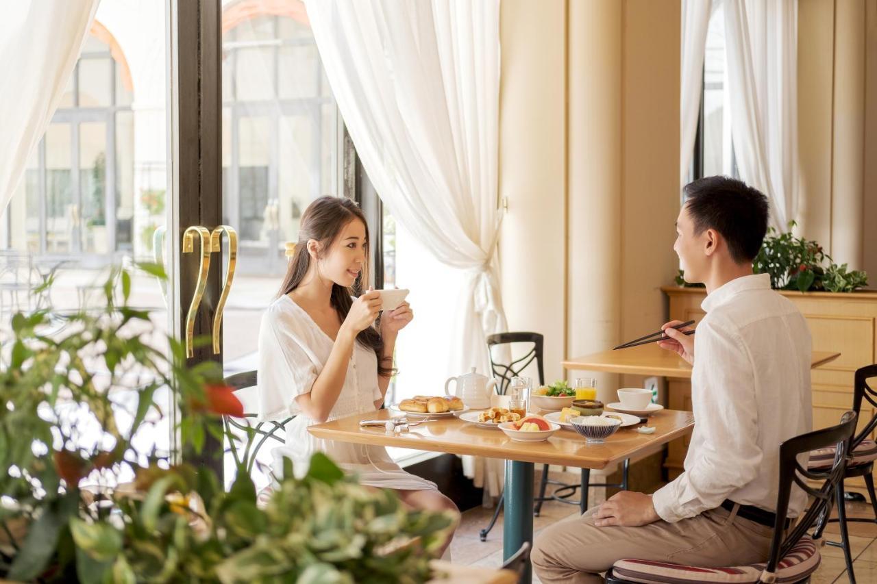 Hotel Okura Tokyo Bay Urayasu Eksteriør bilde A couple dining at a restaurant