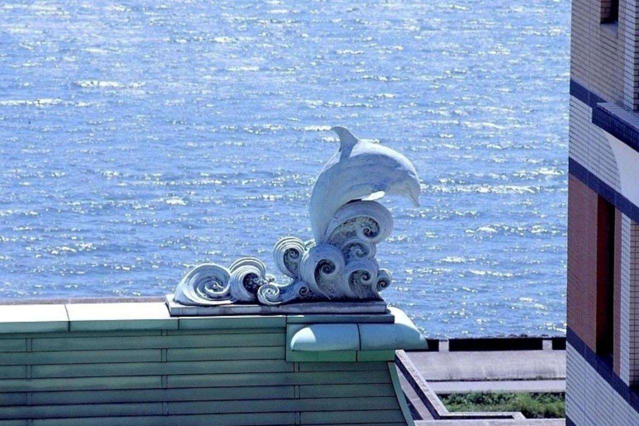 Hotel Okura Tokyo Bay Urayasu Eksteriør bilde Octopus and Dolphin sculpture