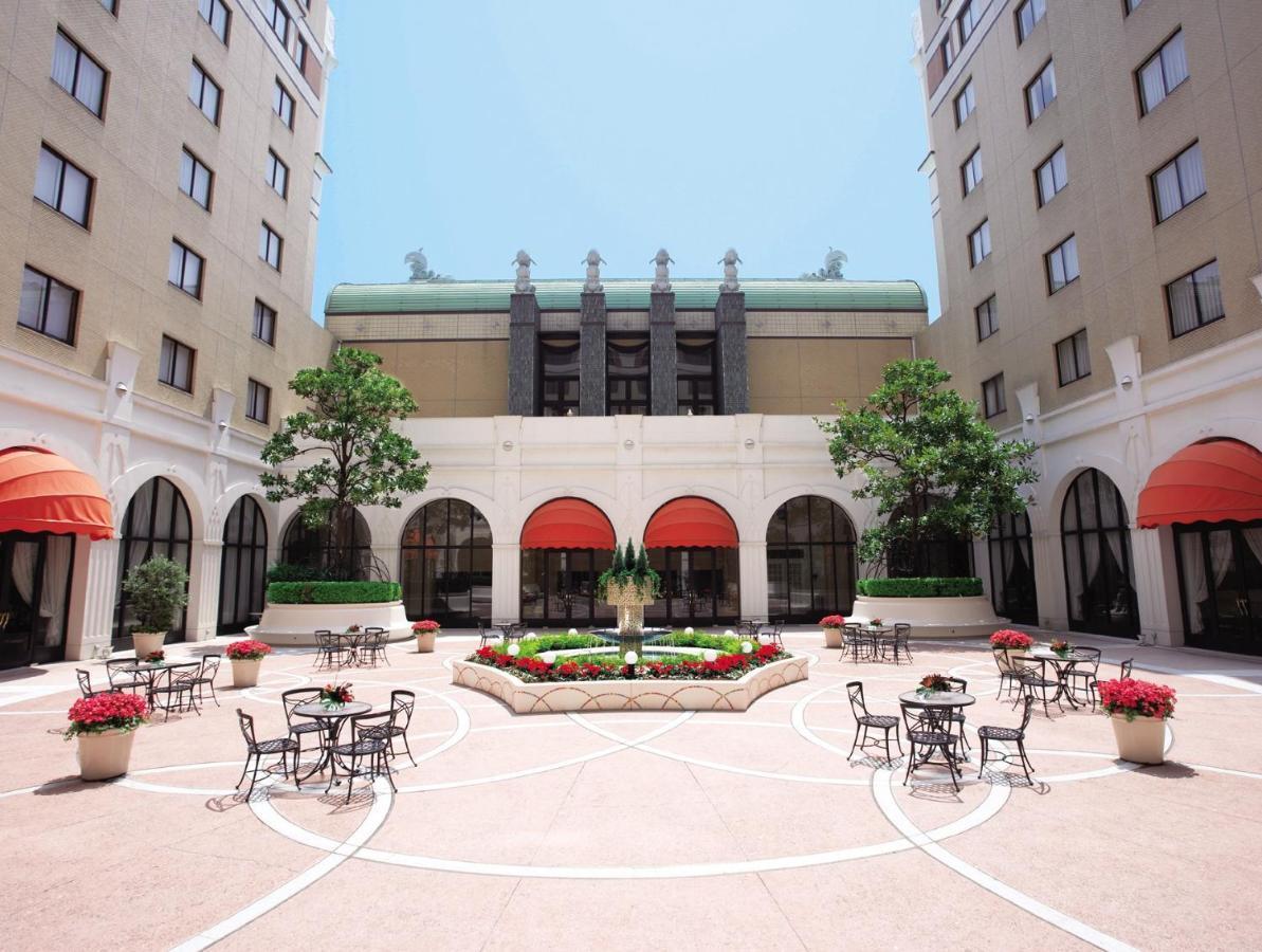 Hotel Okura Tokyo Bay Urayasu Eksteriør bilde The courtyard at the Renaissance Hotel